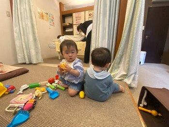 子育てママの整体サロン/施術中のお子様の様子