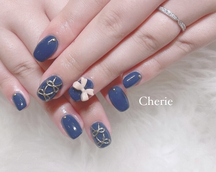 2025年-2026年冬トレンド】ネイビー リボン ハンドのネイルデザイン集