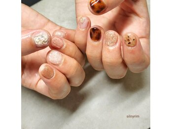 シルニー リム(Silny rim)/アシンメトリーニュアンスネイル