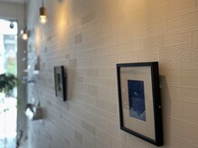 フリージア(Freesia)の雰囲気（ほのかに香る通路。柔らかい光とアートの中で、呼吸が深まる。）