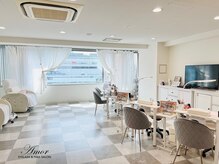 アモル 川崎駅前店(Amor)の雰囲気（川崎駅前の明るく広い店内。フットは電動リクライニングでご案内）