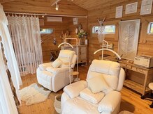 木の温もりに包まれたプライベート空間。