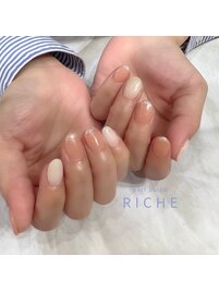 ベージュ&ホワイトネイル