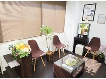 まつげエクステサロン アイズ 武蔵浦和店(I's)/明るい待合室とドレッサー♪