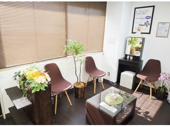 まつげエクステサロン アイズ 武蔵浦和店(I's)/明るい待合室とドレッサー♪