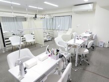 キャンアイドレッシー 入谷店(Can I Dressy)の雰囲気（ハンド3台、フット1台の白を基調とした内装のサロンです。）