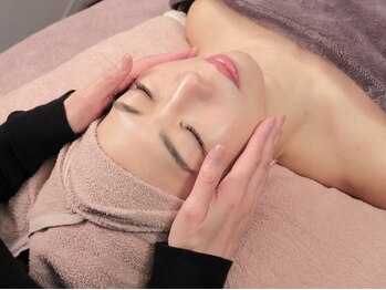 ナチュラルビューティーコンプレックス ティアラ(Natural Beauty complex TIARA)の写真/滑らかツヤ美肌になりたい人必見!SNSで話題の美肌フェイシャルWAXで、産毛/角質を除去してツルスベ毛穴に♪