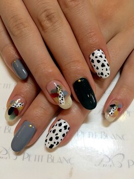プチブラン(Petit Blanc)/スモーキーカラーと柄ネイル