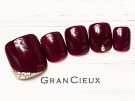 上品ボルドーフットネイル