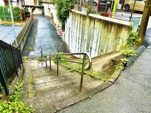 ひなた整骨院/階段を降りると当院が見えます