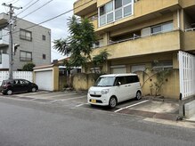 オイデ(OIDE)の雰囲気（八幡湯の裏の駐車場。黄色い建物にむかって右から2番目。）