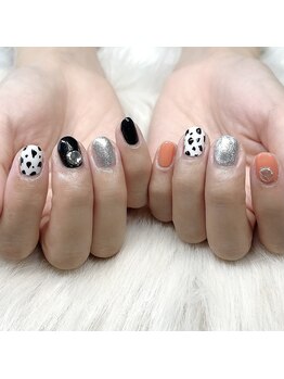 モモ(Momo)/バイカラーダルメシアンネイル