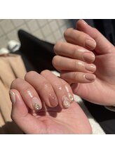 左右非対称でオシャレにパラジェルでちぐはぐネイル