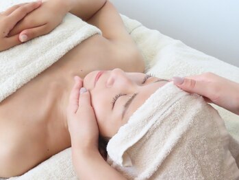 リラクゼーション メルシー(Relaxation Merci)の写真/デコルテ~お顔・ヘッドまで！気になるフェイスラインをしっかりと流し、たるみをケア◎エイジングケアも♪