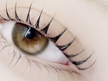 ジュウプラス バイ ママジェンヌ(10+by mamAsIenne)の写真/【湿気にも負けない特許技術】まつげパーマ×形状記憶LEDコートで自然な束感・黒艶まつげを長期間キープ★