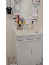 ホワイトニングショップ柳川店/白を基調とした清潔感ある店内