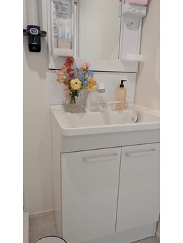 ホワイトニングショップ柳川店/白を基調とした清潔感ある店内