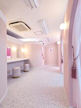 エニー 南越谷店(eny)/店内に入ると奥行のある空間に♪