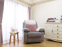 モモコネイル(Momoko Nail)の雰囲気（ソファーでゆったり施術）