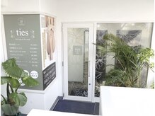 タイズ ヘアーリムーバルアンドアイラッシュ(ties)の雰囲気（２階にある当サロン入口。女性スタッフが貴方をお出迎え♪）