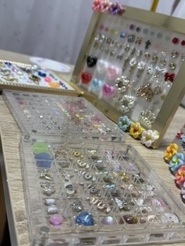 チャイル(Chailu)の写真/【300種類×色混ぜで∞カラー★】ゴテゴテネイルでさらにギャル感プラス！もっと盛りたい方は是非当店へ♪