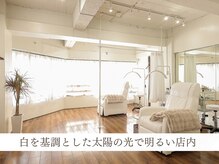 ホワイトアイ 福岡博多(WHITE EYE)の雰囲気（博多駅近☆白を基調の清潔感のある店内で眉毛&マツパしませんか?）