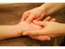 あしカラダ 池袋駅前店/手のひらにある「反射区」を刺激