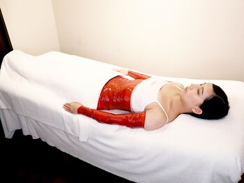 ラ パルレ 横浜本店の写真/二の腕や背中のはみ肉に直接アプローチし、なめらかなラインへ！脂肪分解機器で固まった脂肪を分解☆