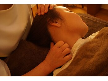 小顔・ドライヘッドスパ専門店 隠れ家cuco【クコ】の写真/首肩のガチガチ、放置していませんか？頭だけでなく首の付け根～肩まわりの緊張にもしっかりアプローチ。