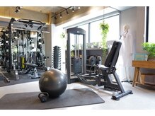 フィジオプラス 恵比寿(Physio+)の雰囲気（トレーニングブースは開けた空間◎最高級マシン使用）