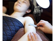 キュア アンド ケア ラボ タカハシ(TAKAHASHI )/手元のライトでそり残しを防ぐ