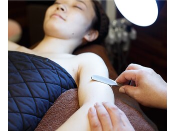 キュア アンド ケア ラボ タカハシ(TAKAHASHI )/手元のライトでそり残しを防ぐ