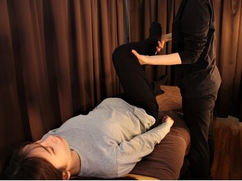 リラクゼーションアンド整体サロン 睡蓮(suiren)の写真/【骨盤ストレッチ×足つぼ】で足のむくみをスッキリ解消！全身整体もプラスでお顔のむくみケアにも効果的！