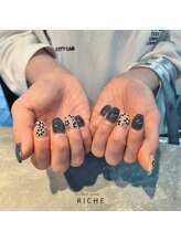 リッシュ(RICHE)/モノトーンフラワーネイル