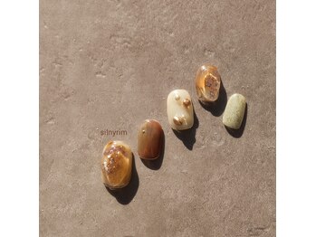 シルニー リム(Silny rim)/アシンメトリーニュアンスネイル