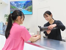 ロックスフィット 虎ノ門店(LOX-Fit)の雰囲気（バーカウンターでプロテインやスムージーを販売しております！）