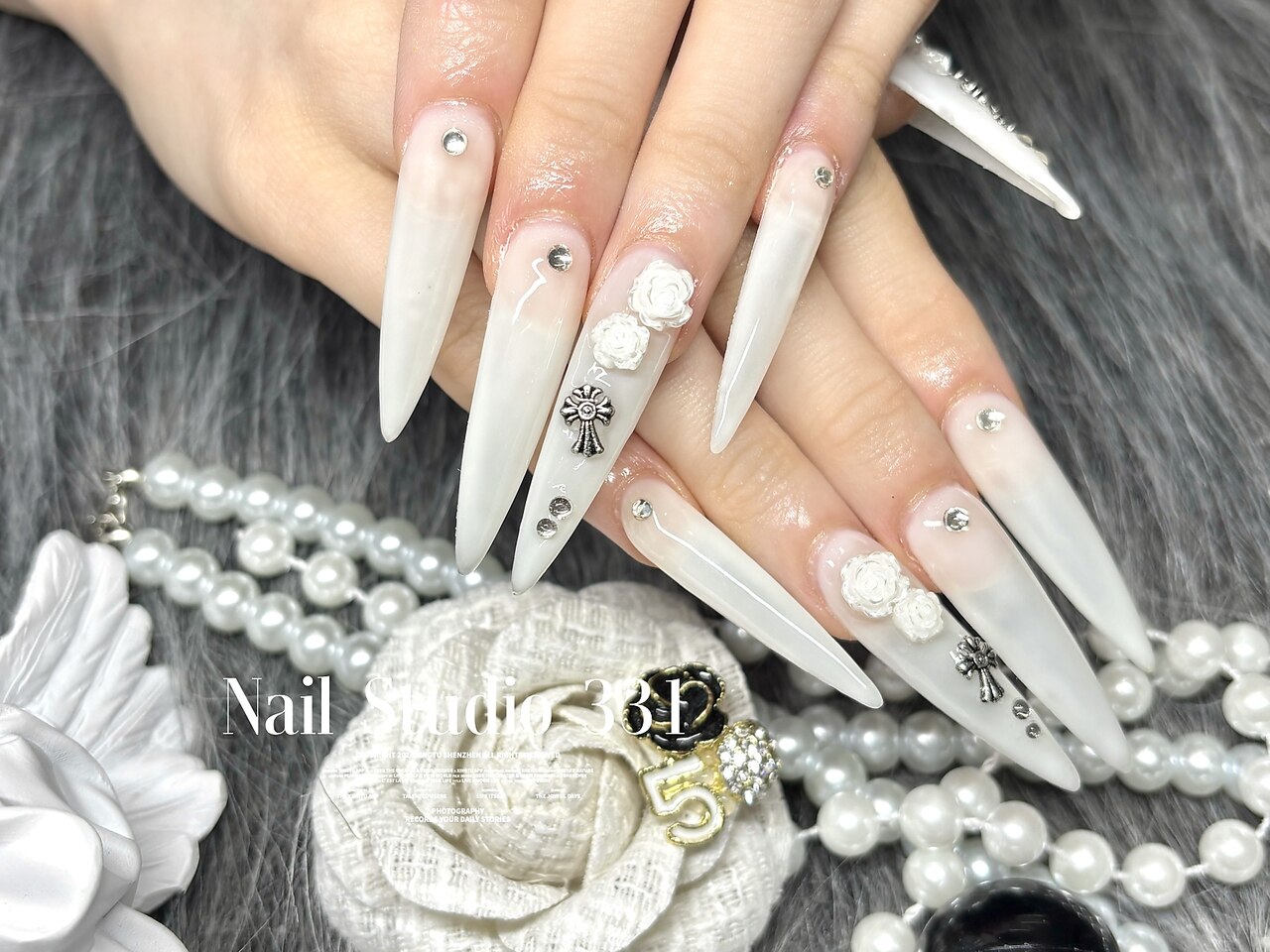 ロングネイル ホワイト ブラック 花 りあな #スカルプチュア #スカルプネイル #スクエアネイル #白