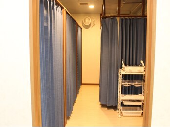 愛さんさん/仕切りがあり落ち着いた店内