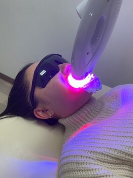 パールプラス 日向店の写真/赤色LED×青色LEDのW効果で、ホワイトニング効果実感！黄ばみが気になる方も清潔感UP◎