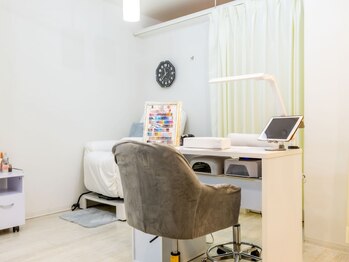 モアナ 光明池店(MOANA)の写真/半個室で叶えるちょっと贅沢なご褒美時間。落ち着いた空間でゆったり過ごせます。フットネイルやケアも◎