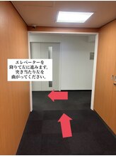 エレベーターを降りて左に行きます♪