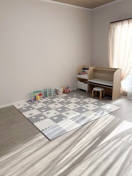 nail salon joyeux【ジョワイユ】の写真/【キッズスペース完備】忙しいママさんも大歓迎！お子様と一緒に通えるアットホームなネイルサロン☆