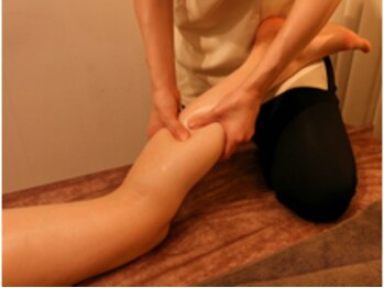 パウワウ ヤエチカ店/親指を重ねてふくらはぎのコリを