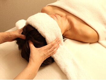ピュアージュスパ(pureju spa)の写真/凝り固まった頭皮と眼精疲労を徹底ケア◎《極上手技＆非日常空間》で日々のストレスや不調から解放★