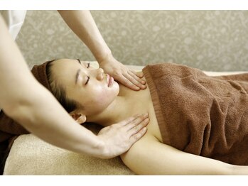 トモズサロン28(Tomos.salon.)/【デコルテマッサージ】