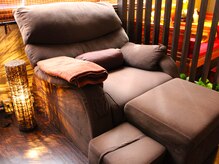 心からリラックスできる落ち着いた空間。癒しを感じながらゆったり施術を受けられる特別な時間を提供