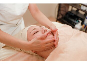 フルールドリス(FLEUR DE LIS)/小顔・艶肌炭酸フェイシャル♪