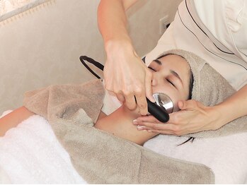 アンジュブリアン(Ange brillant)の写真/夏に浴びた紫外線のケアを今しないと冬の肌トラブルやシミに繋がります!美白ケアで白玉肌に♪小顔も叶う☆