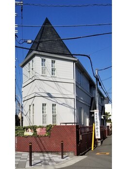 ヒカリ 豊中曽根店(HIKARI)/阪急高架沿いの建物です。