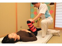 アイト カイロプラクティック(AITO)の雰囲気（ゴムバンドを使ってむくみケア。妊婦さんは仰向けで施術します☆）